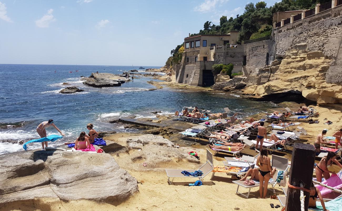 Photo de Baia delle Rocce Verdi avec roches de surface