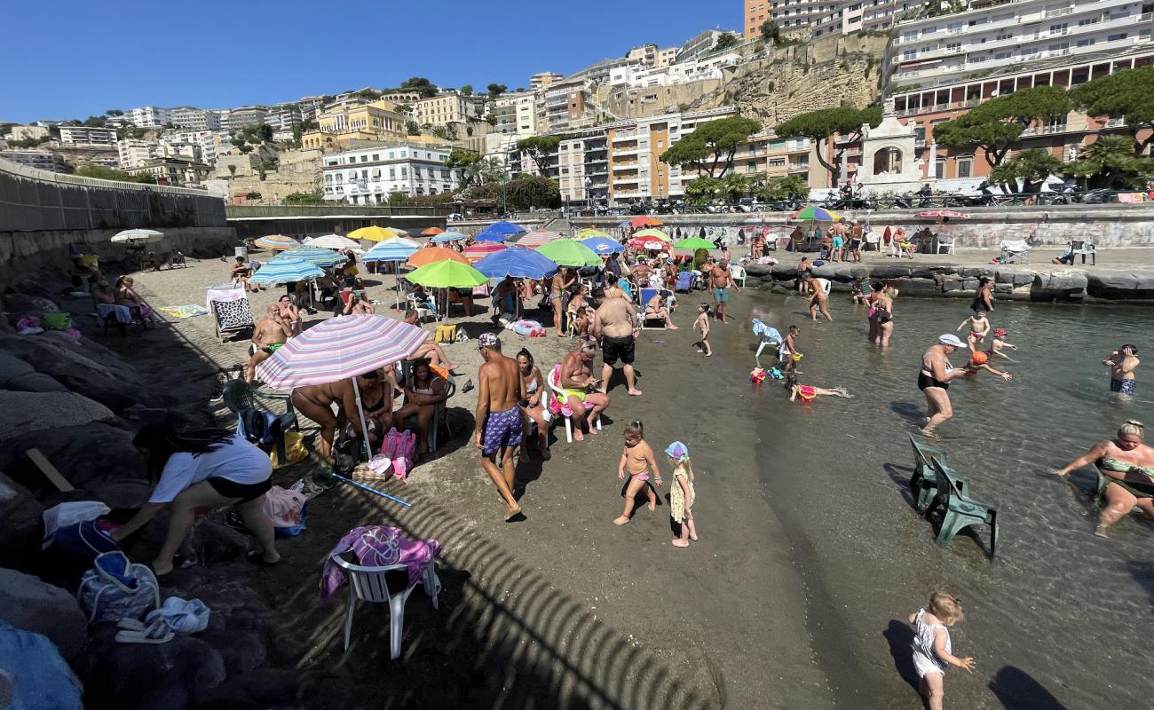 Photo de Mergellina Beach avec sable noir de surface