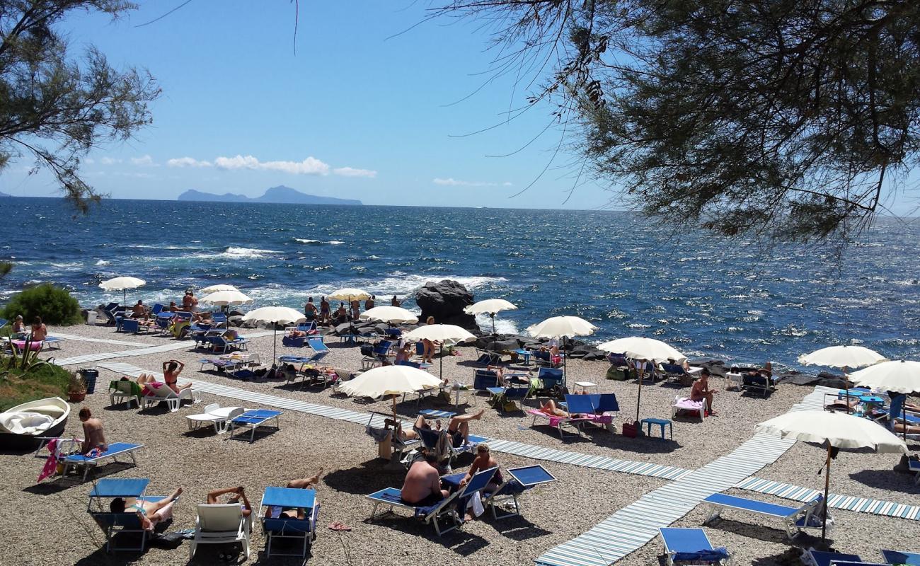 Photo de Punta Quattroventi Beach avec galets gris de surface