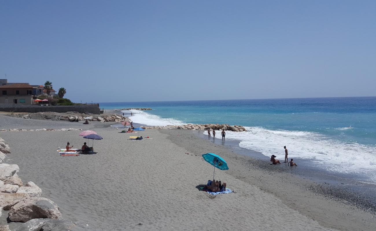 Photo de Lido Solero Beach avec sable gris de surface