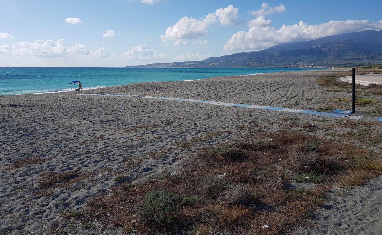 Photo de Spiaggia Ginepri avec sable gris avec caillou de surface