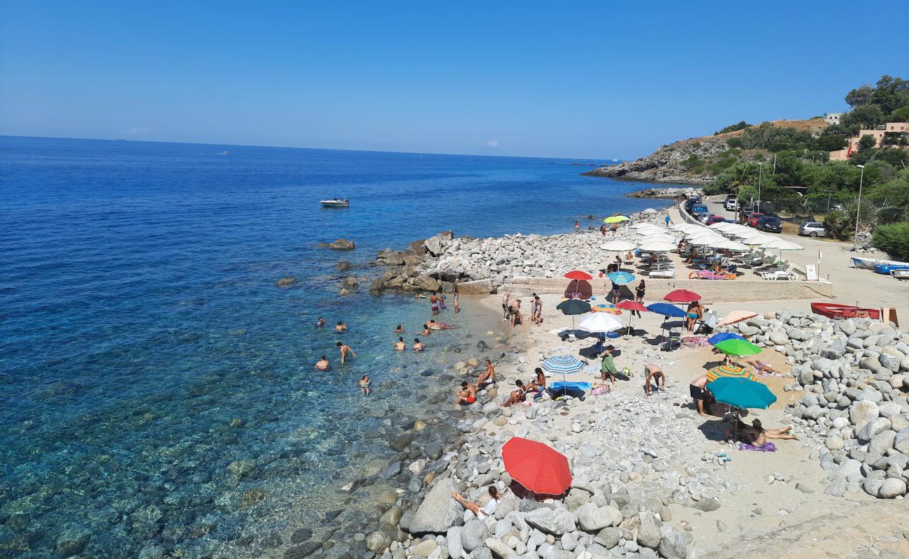 Photo de Spiaggia di Coccorino avec sable brillant et rochers de surface