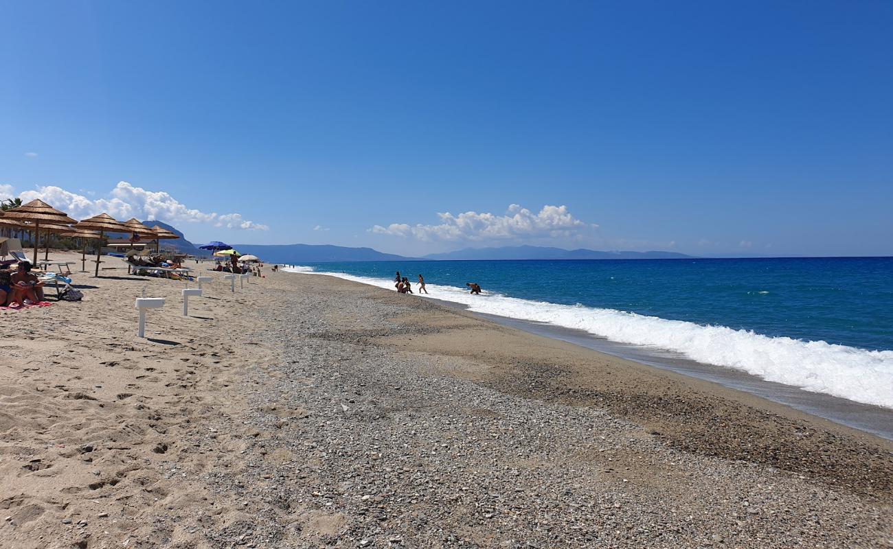 Photo de Spiaggia di Gioia Tauro avec sable beige de surface