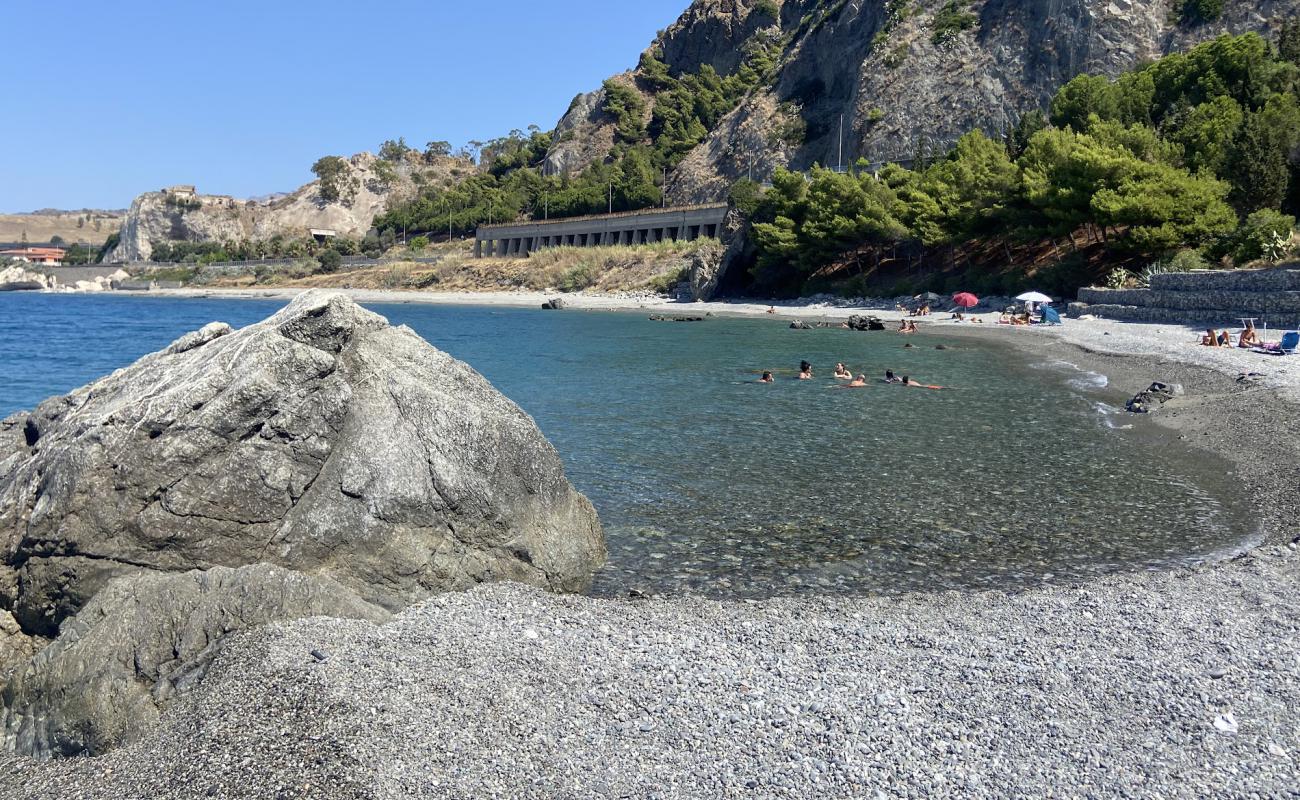 Photo de Rocca del Capo Beach avec sable gris & galets de surface