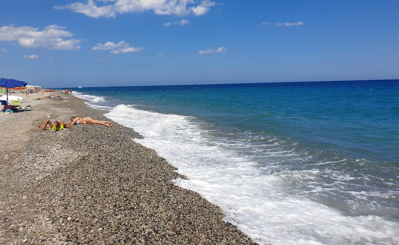 Photo de Caulonia Marina Beach avec sable gris & galets de surface