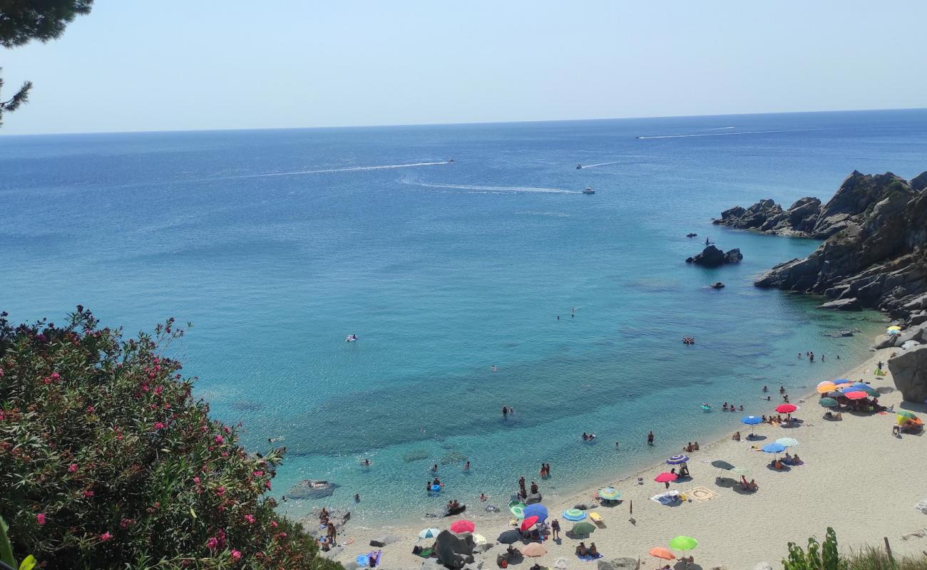 Photo de Grillone Beach avec sable beige de surface