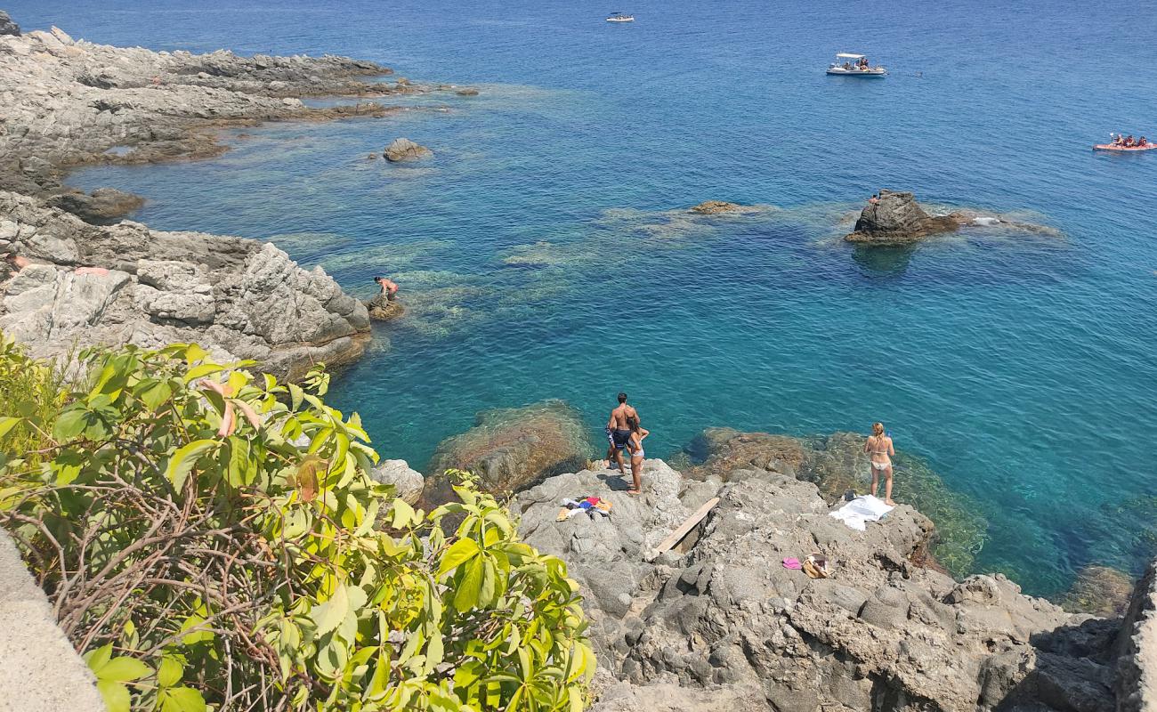 Photo de Scogliera delle Vasche di Cassiodoro avec rocky shore de surface