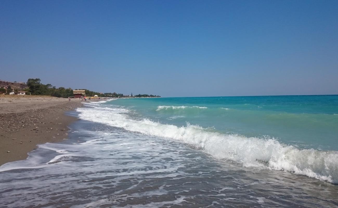 Photo de Calopezzati Beach avec sable gris & galets de surface