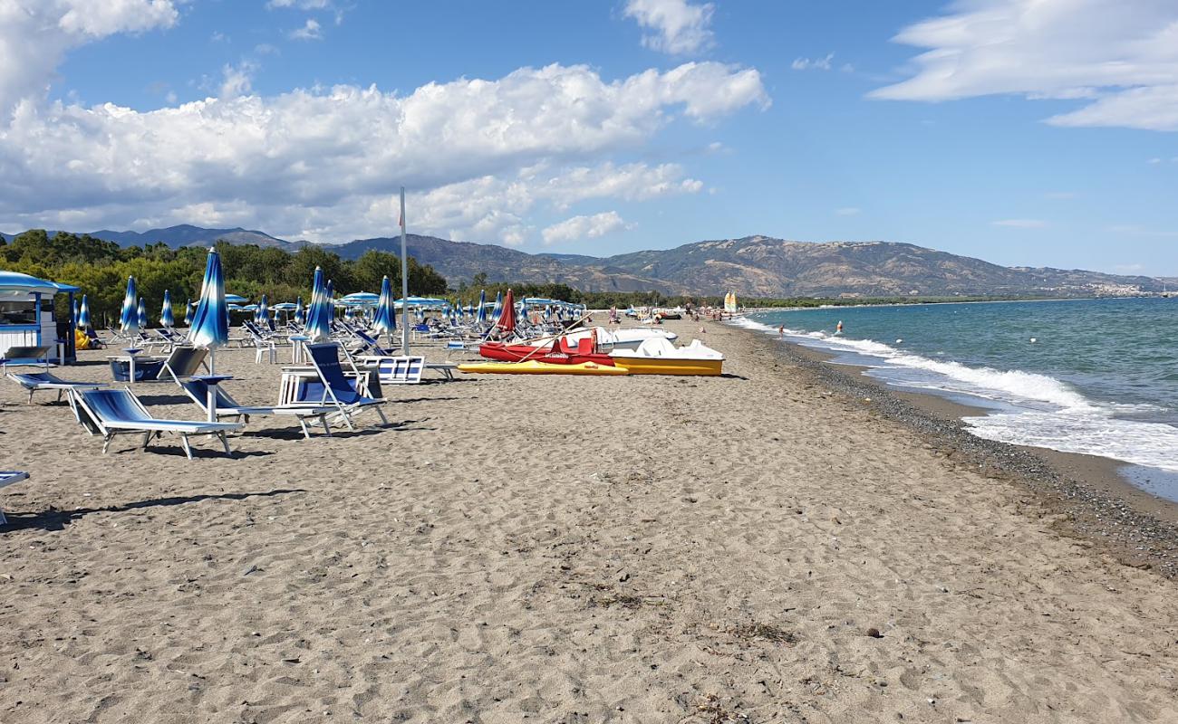 Photo de Spiaggia Pineta di Sibari avec sable beige de surface