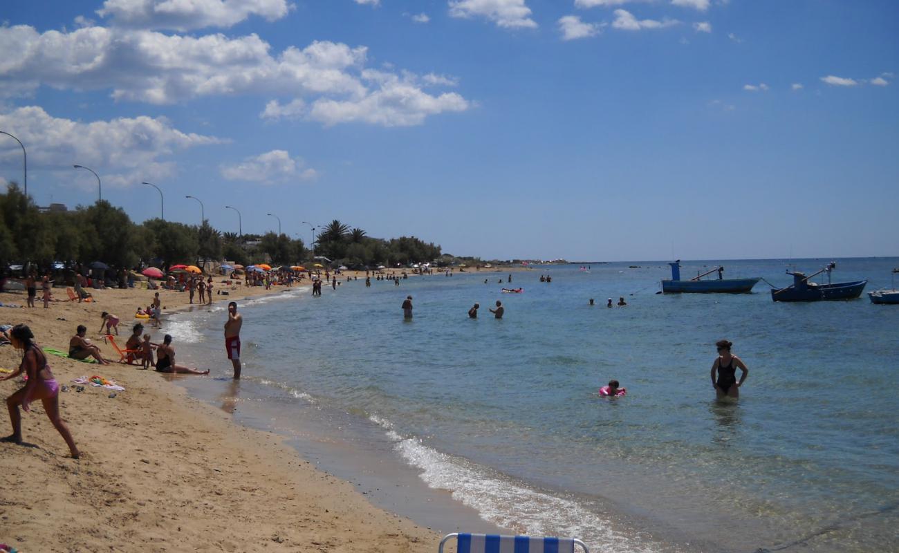 Photo de Torre Ovo Beach avec sable beige & galets de surface