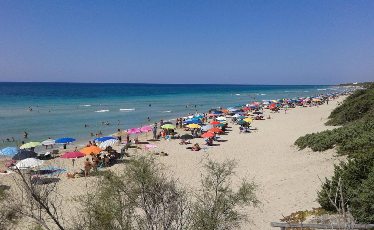 Photo de San Pietro Beach in Bevagna avec sable beige de surface