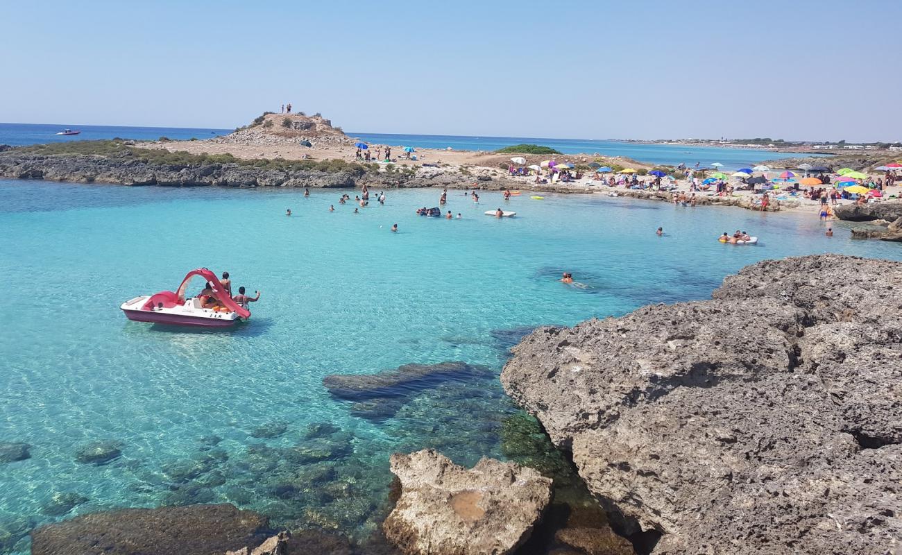 Photo de Torre Castiglione Beach avec terrain rocheux de surface