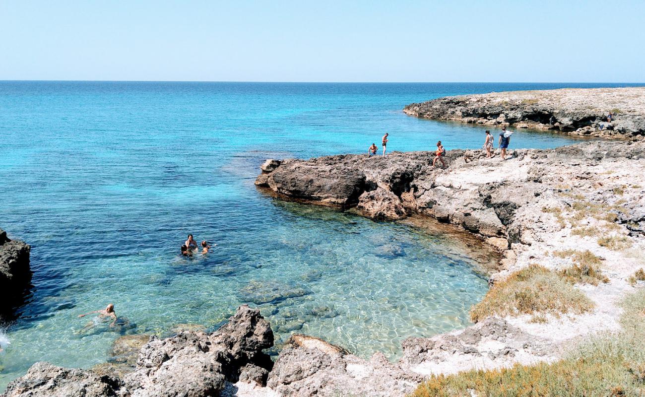 Photo de Caletta Veleriano Beach avec rocky shore de surface