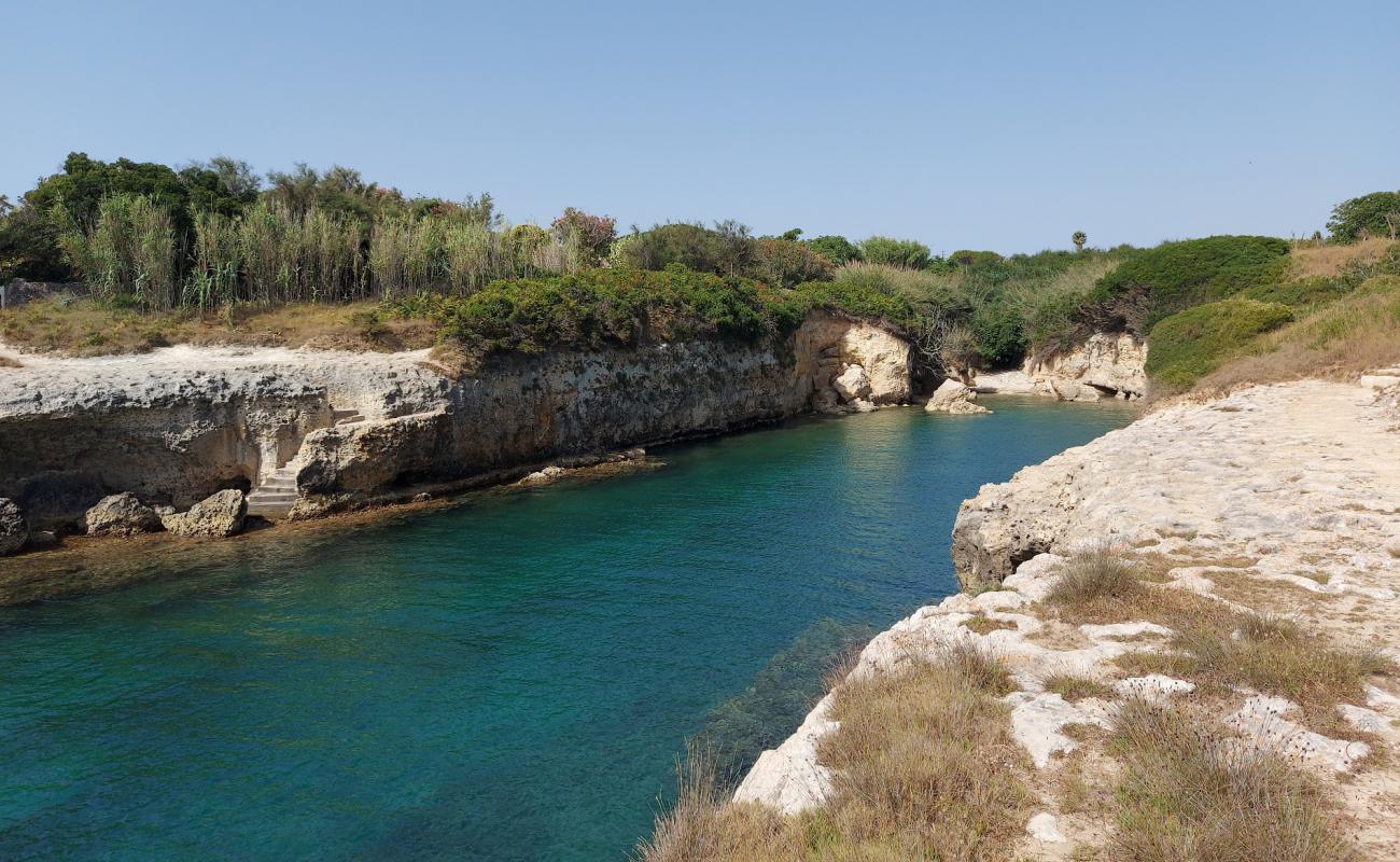Photo de Cala del Canale del Cafaro avec terrain rocheux de surface