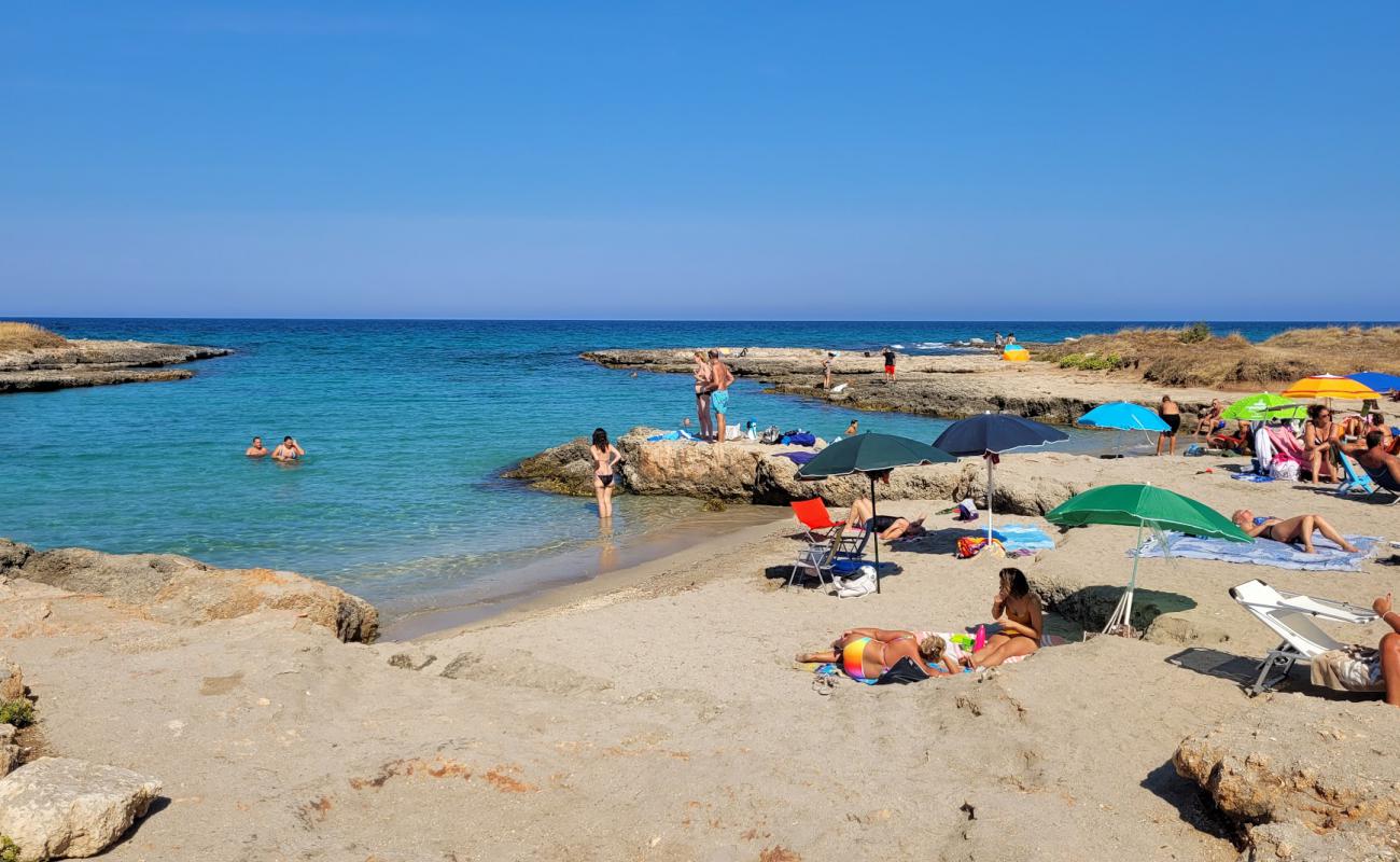 Photo de Isoletta Beach avec sable beige & galets de surface