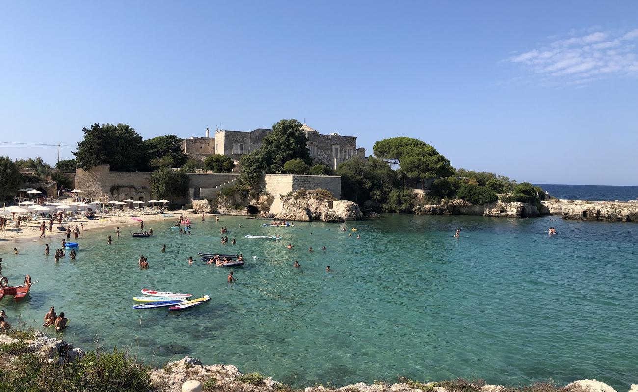 Photo de Lido Santo Stefano avec sable lumineux de surface