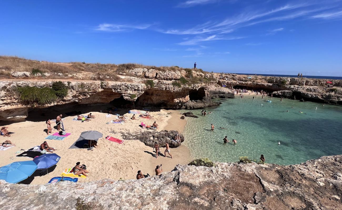 Photo de Grotta della Cala Tre Buchi avec sable lumineux de surface