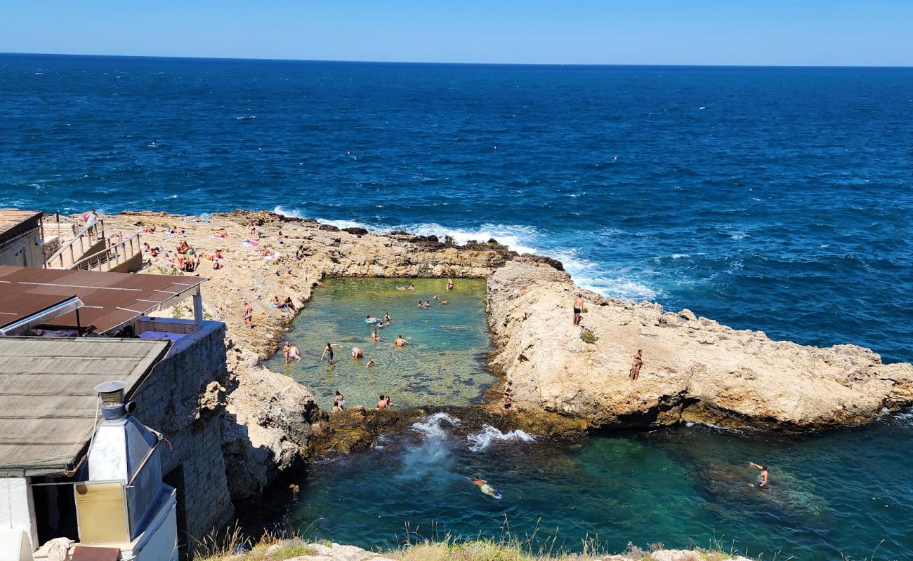 Photo de Lido Grottone-Polignano avec roches de surface