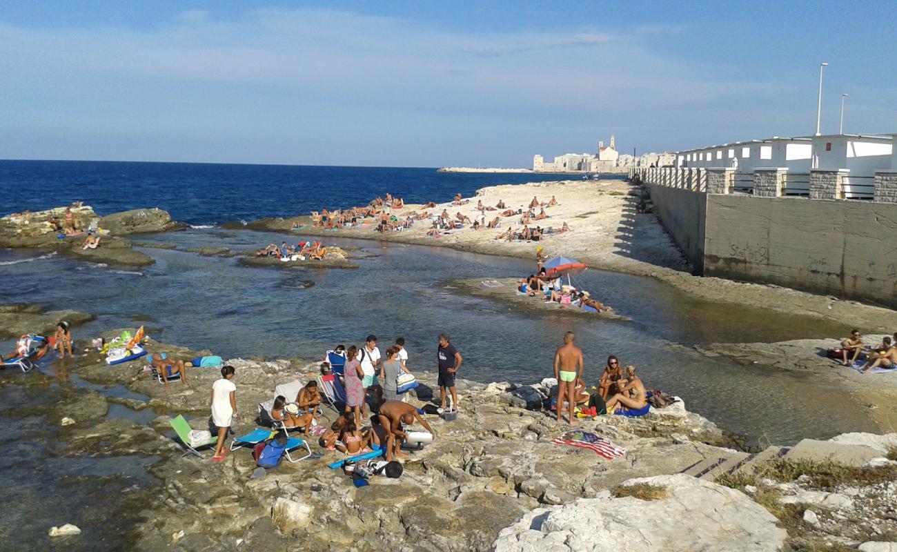 Photo de Il Crocifisso Beach avec rocky shore de surface