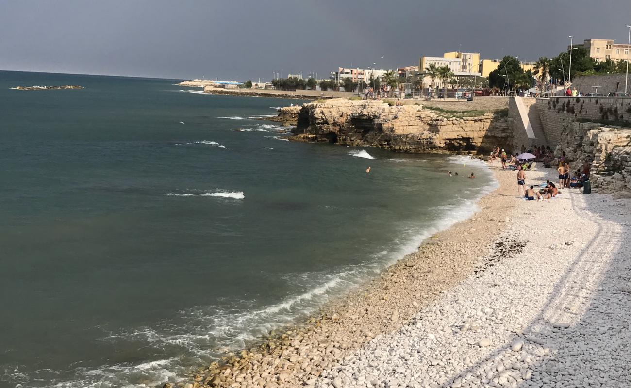 Photo de La Salata Beach avec galets beige de surface