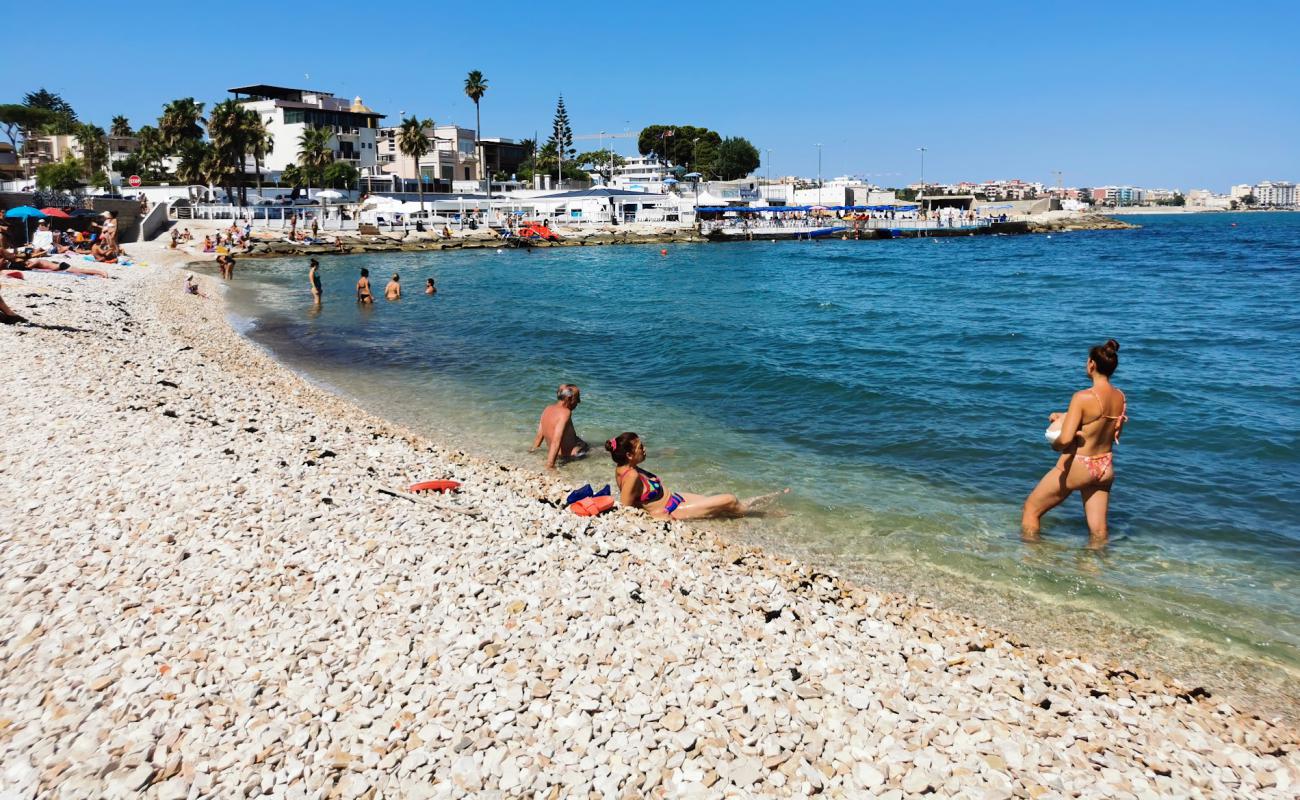 Photo de Cala Colonna Beach avec galets blancs de surface