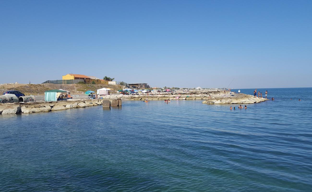 Photo de Spiaggia Orno Margherita di Savoia avec sable gris de surface