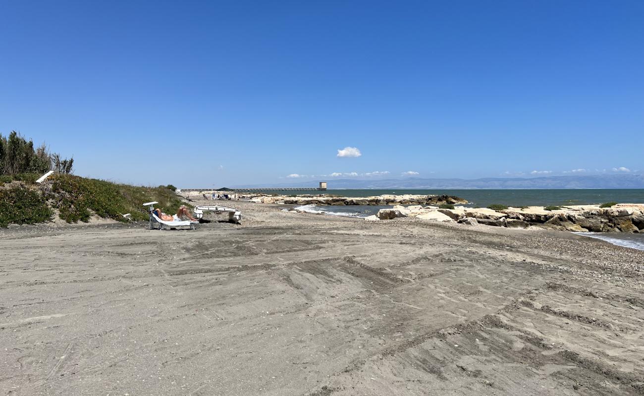 Photo de Lido Il Fenicottero Rosa Beach avec sable gris de surface