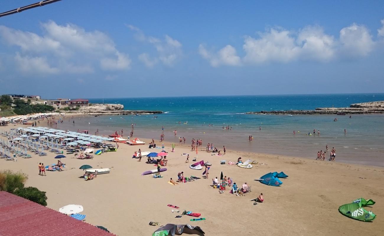 Photo de La Chianca Beach avec sable beige de surface