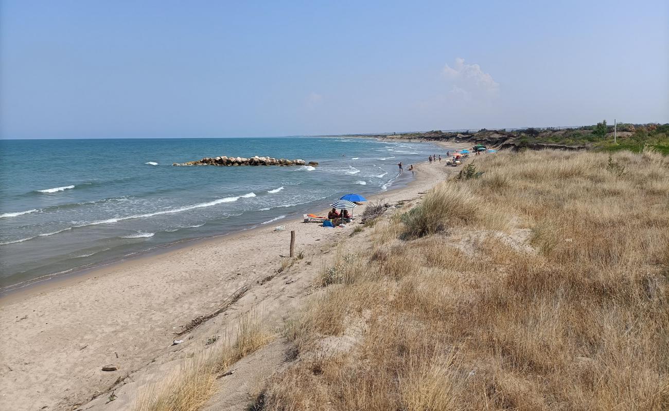 Photo de Vallona Beach avec sable beige de surface