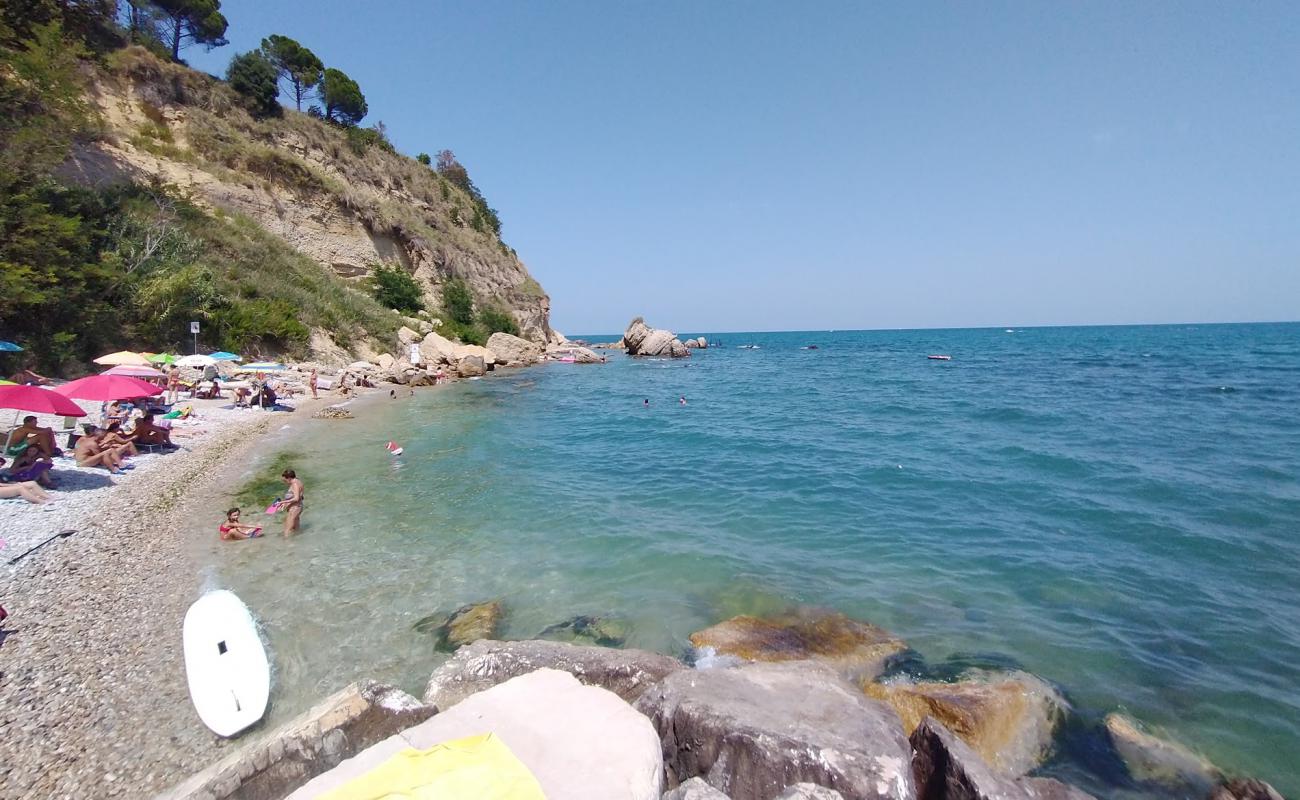 Photo de Punta Acquabella Beach avec galets gris de surface