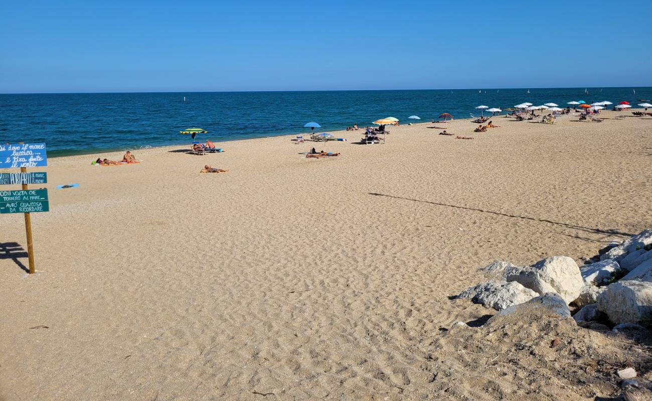 Photo de Scossicci Beach avec sable beige & galets de surface
