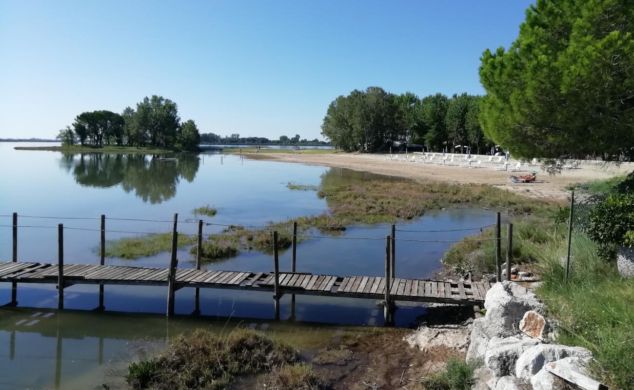 Photo de Isola Volpera Beach avec sable beige de surface