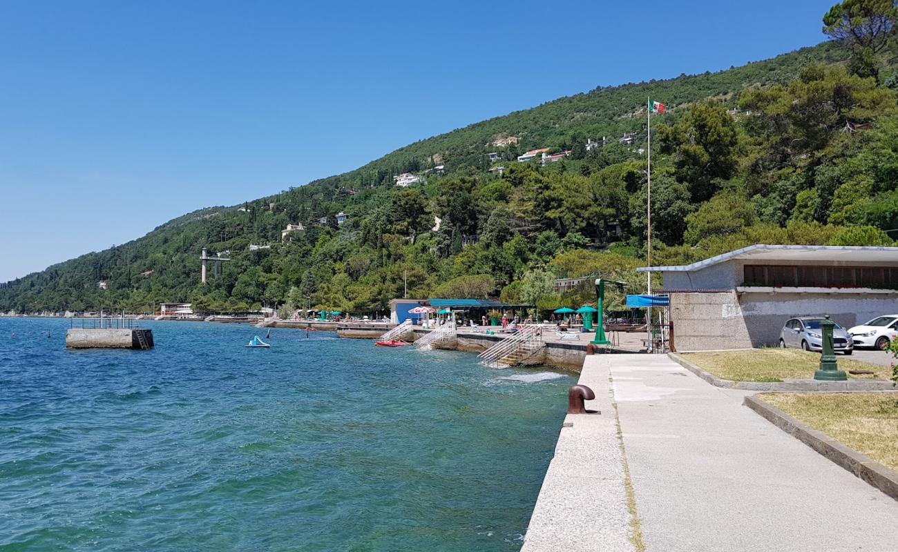 Photo de Spiaggia di Grignano avec surface béton pavée de surface