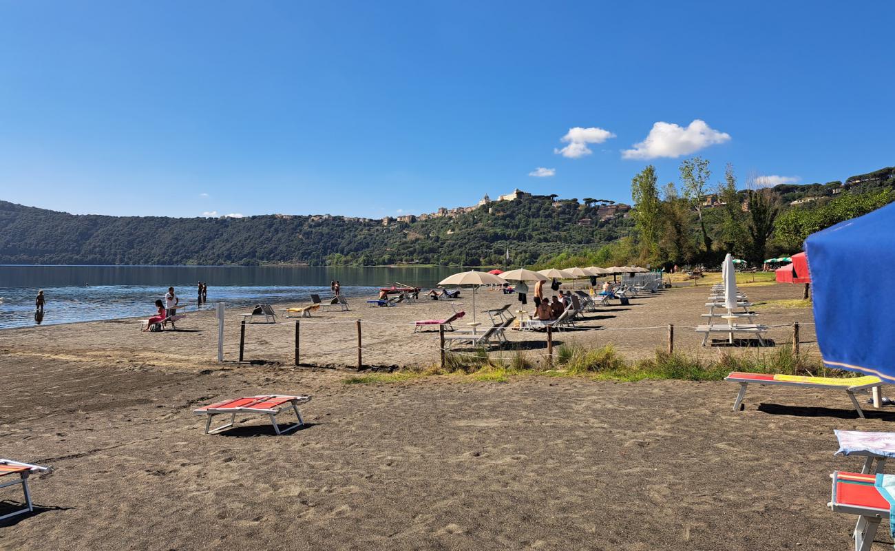 Photo de Spiaggia di lago Albano avec sable gris de surface