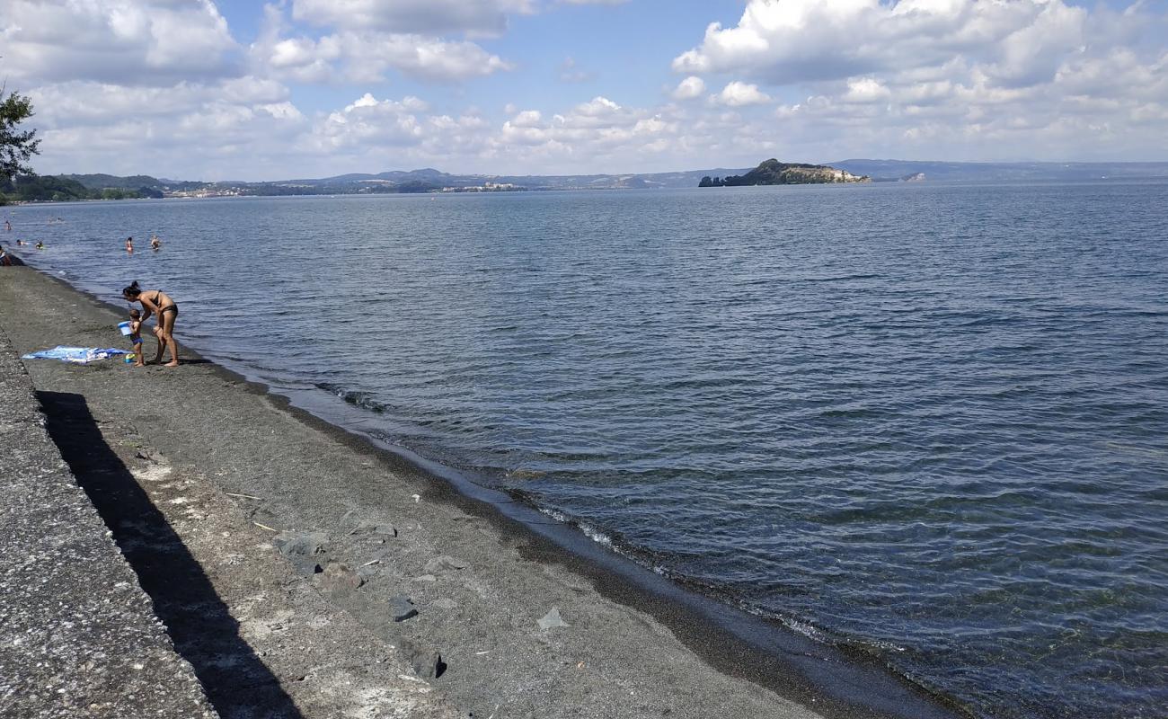 Photo de Spiaggia di Montefiascone avec sable gris de surface