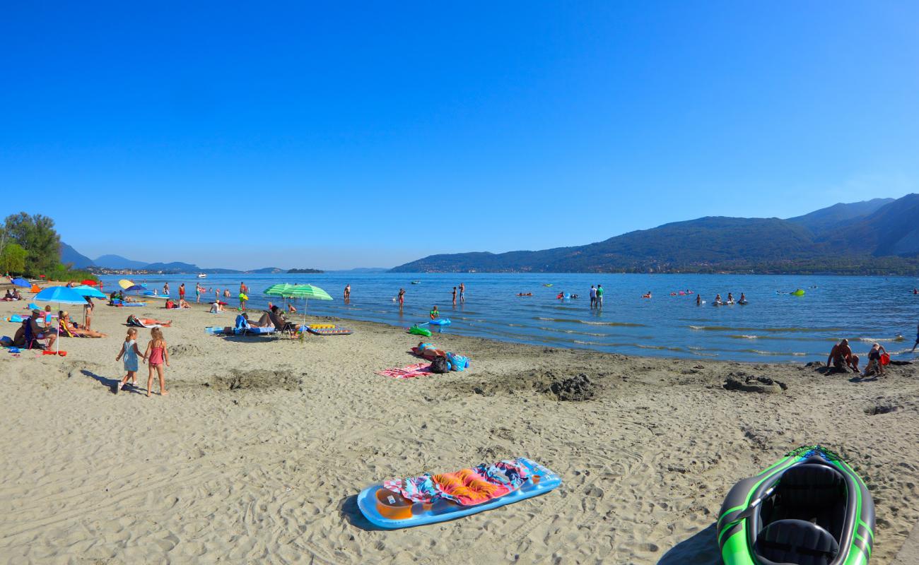 Photo de Spiaggia Isolino avec sable lumineux de surface