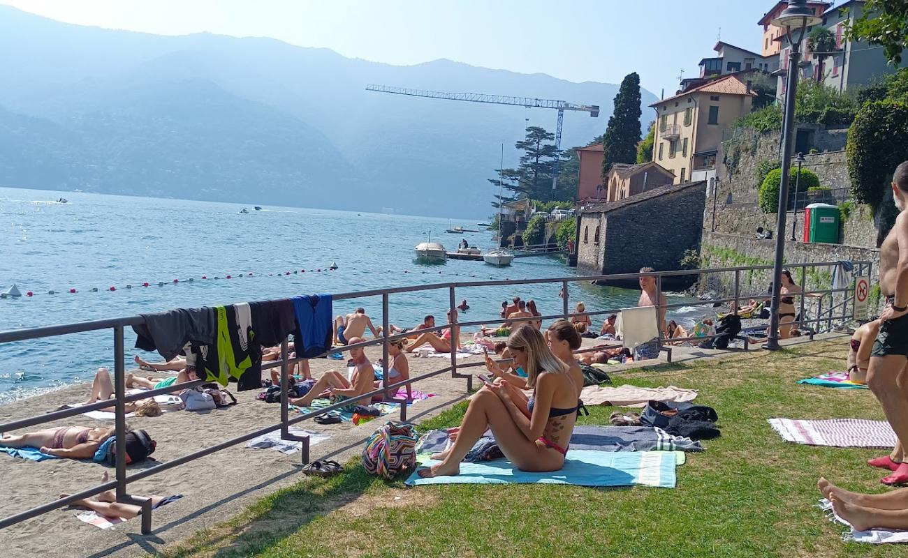 Photo de Riva del Tenciu Beach avec sable gris & rochers de surface