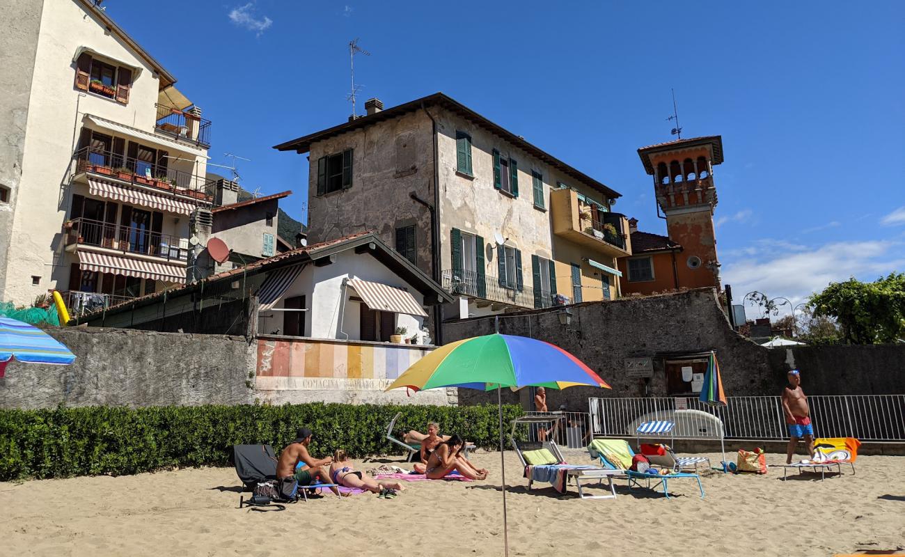 Photo de Sala Comacina Beach avec surface béton pavée de surface