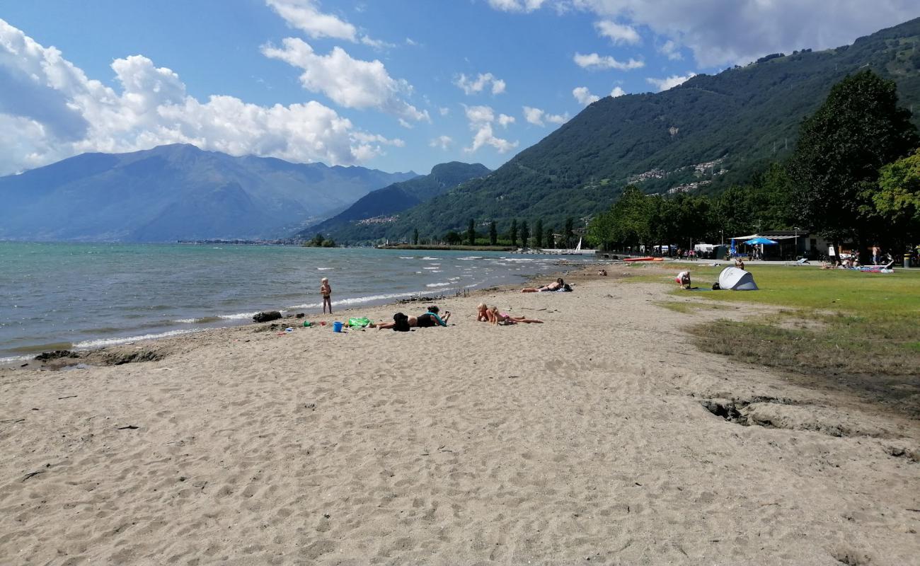 Photo de Spiaggia di Sorico avec sable lumineux de surface