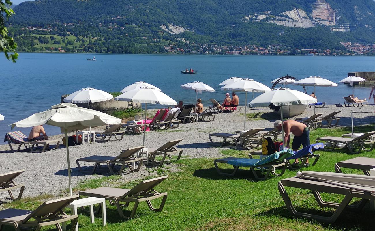 Photo de Spiaggia Lago di Pusiano avec petits galets gris de surface