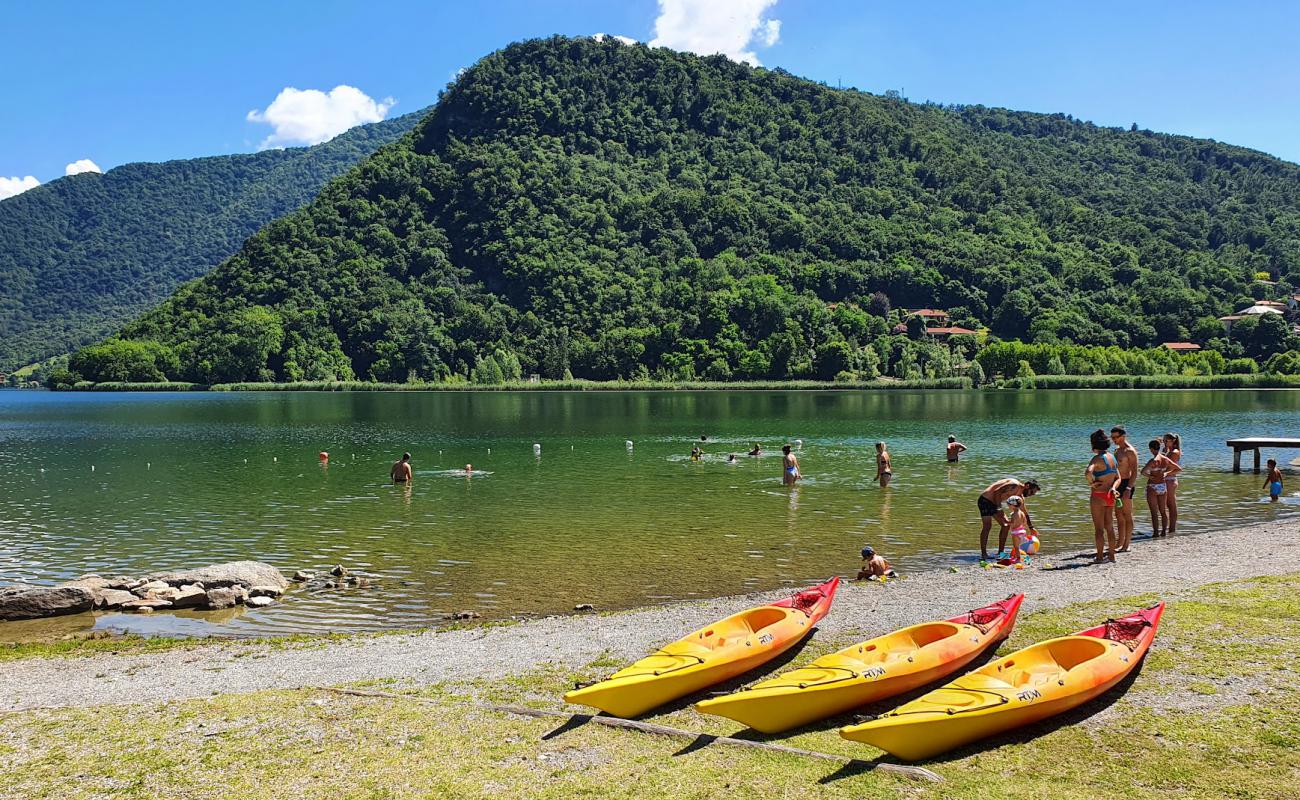 Photo de Lido del Segrino avec herbe de surface