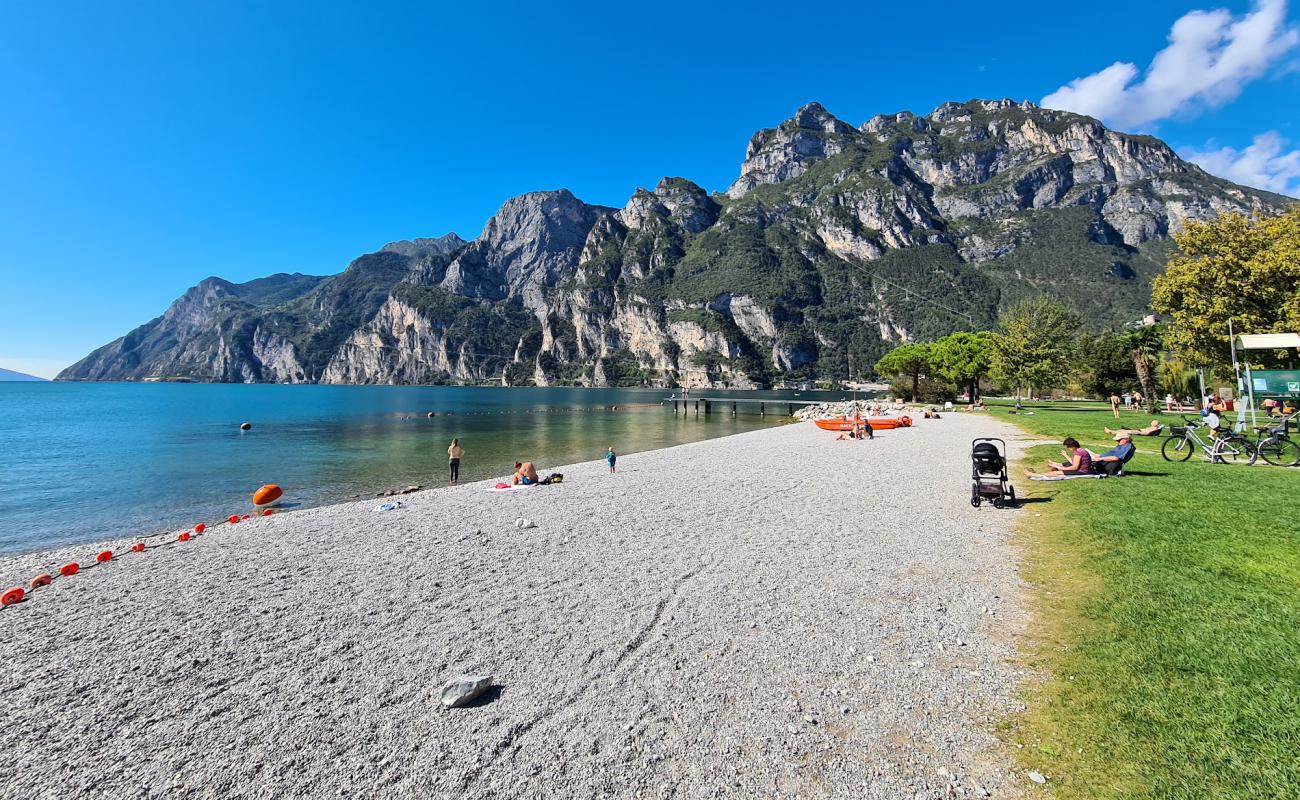 Photo de Spiaggia Pini avec caillou fin gris de surface