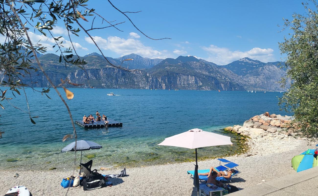 Photo de Gardesana Beach avec petits galets gris de surface