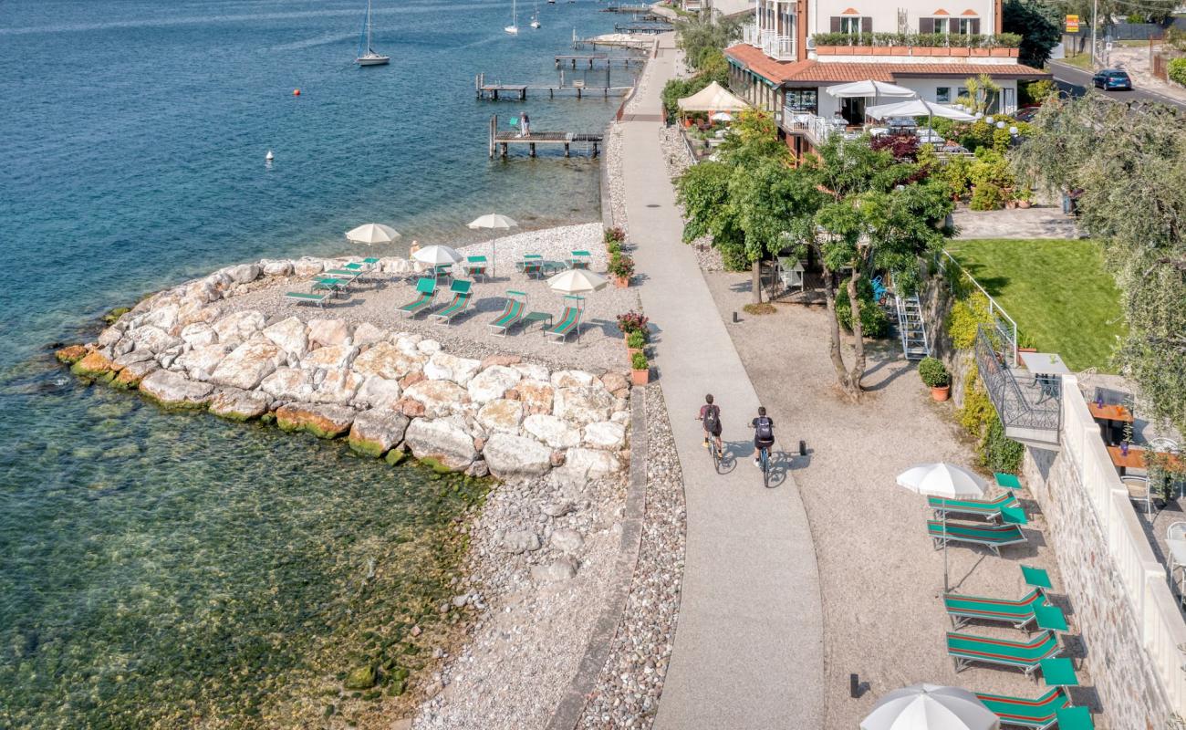 Photo de Brenzone sul Garda Beach avec galets gris de surface