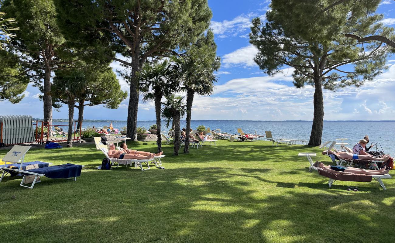 Photo de Lido Mirabello Beach avec herbe de surface