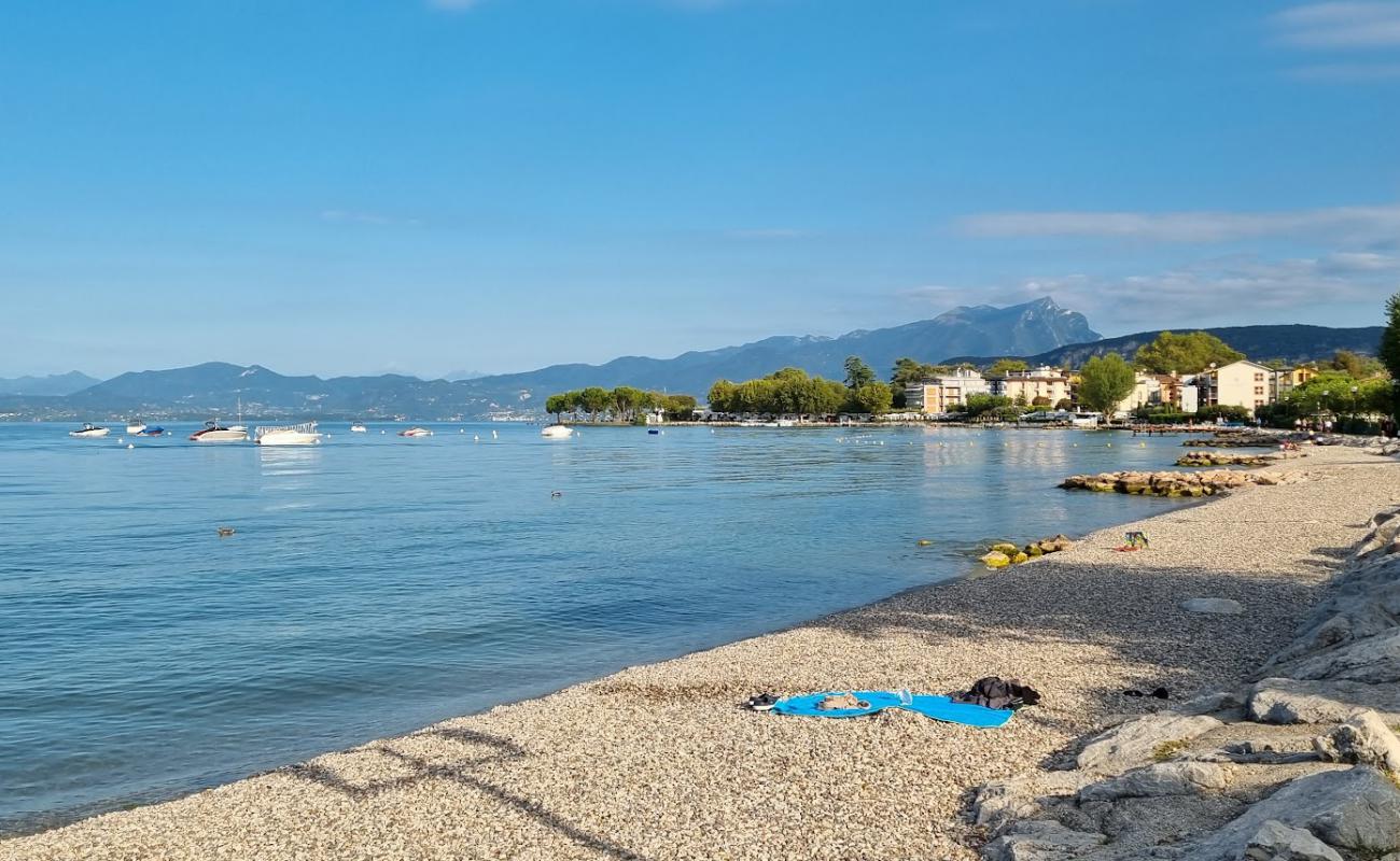 Photo de Lido di Cisano Beach avec herbe de surface