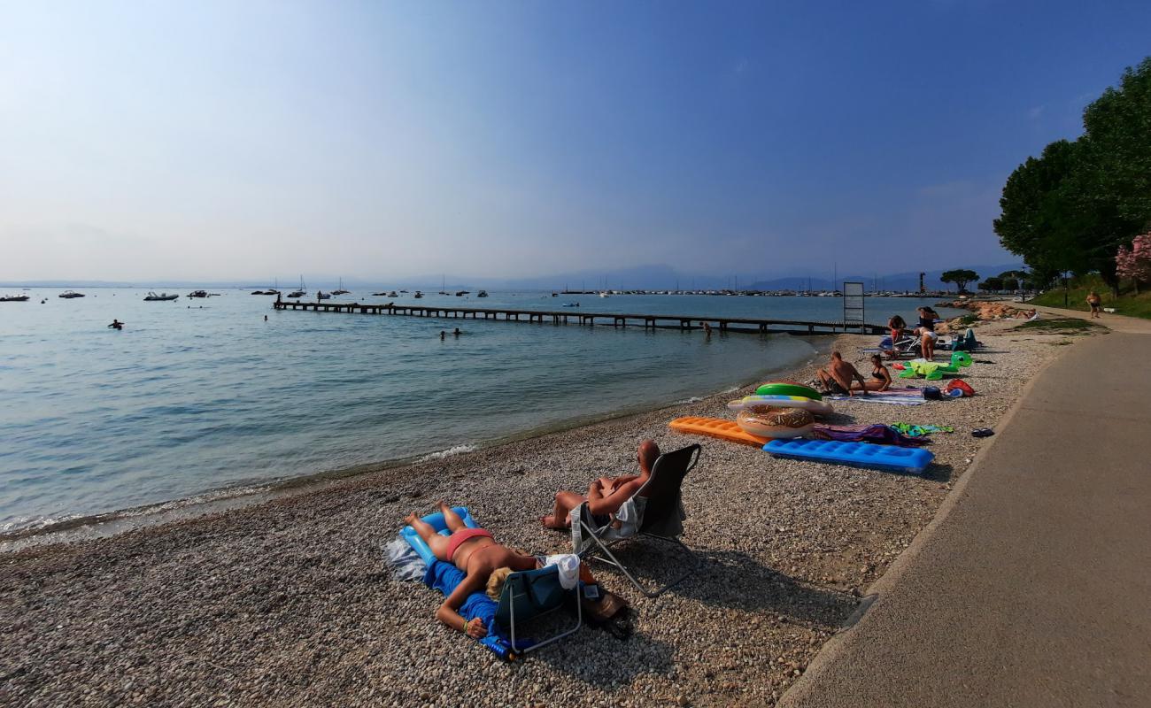Photo de Porto di Pacengo Beach avec sable gris & galets de surface