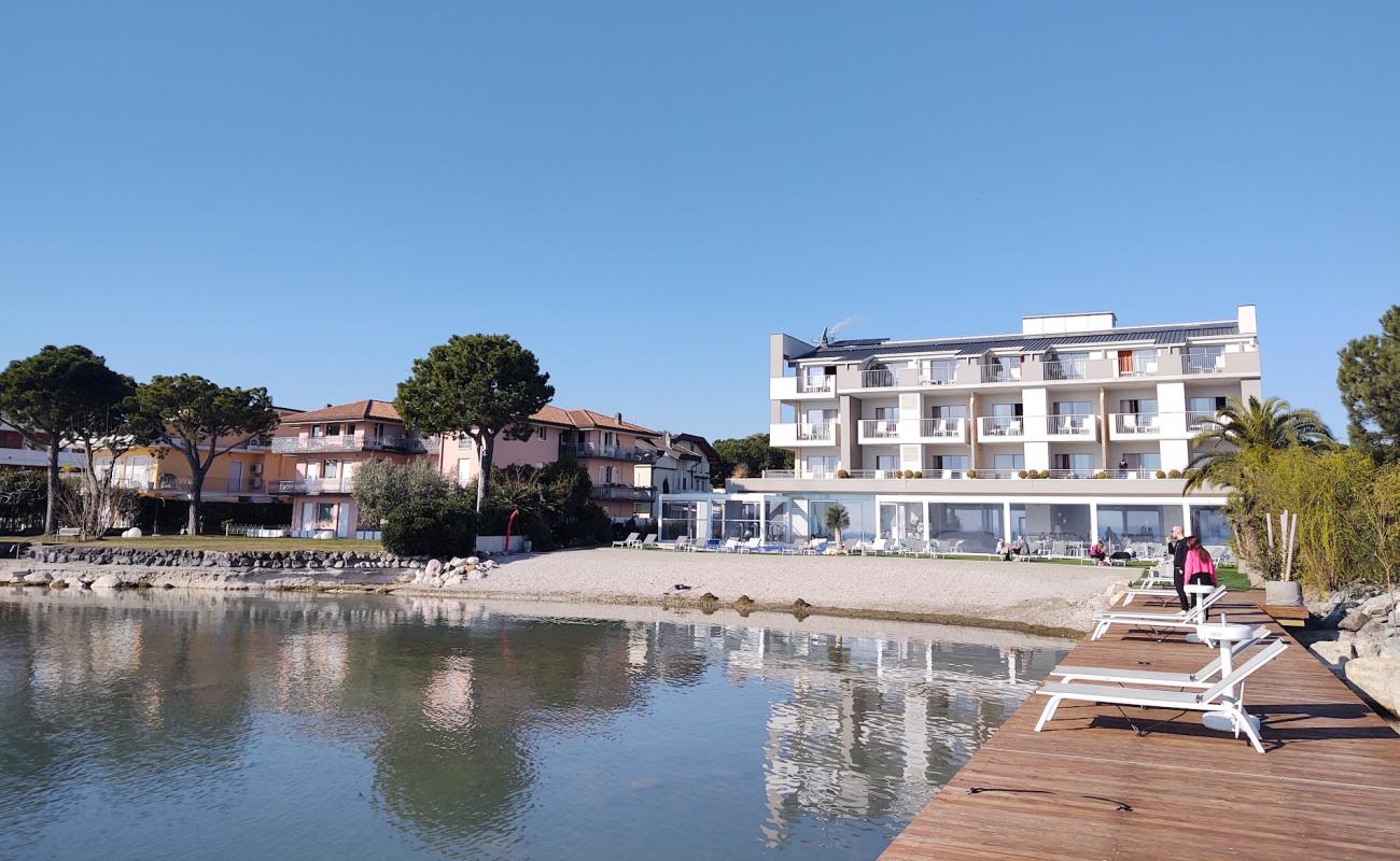 Photo de Spiaggia di Ocelle Sirmione avec caillou fin gris de surface