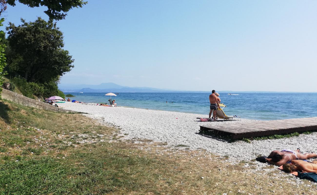 Photo de San Sivino Beach avec galets beige de surface