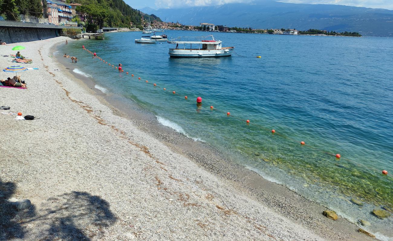 Photo de Benella Beach avec petits galets gris de surface